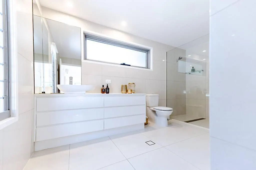 Sleek & Stylish Family Beach House ~ Near Junction Noosa Dom wakacyjny