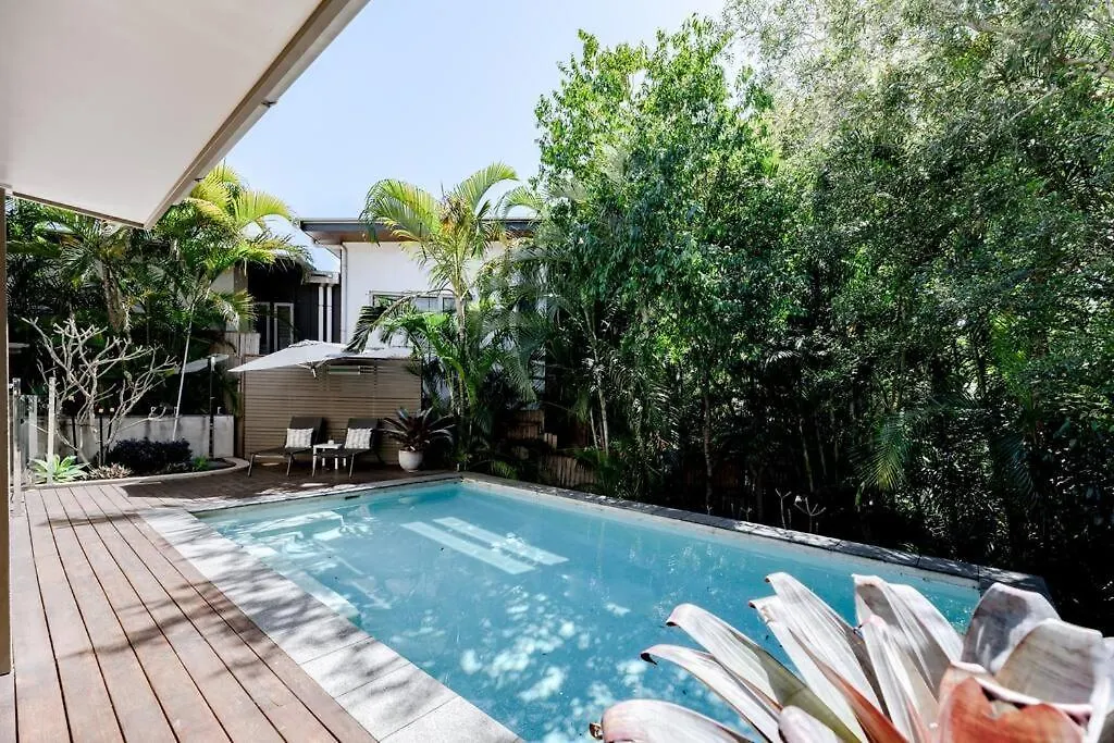 Sleek & Stylish Family Beach House ~ Near Junction Noosa 0*,