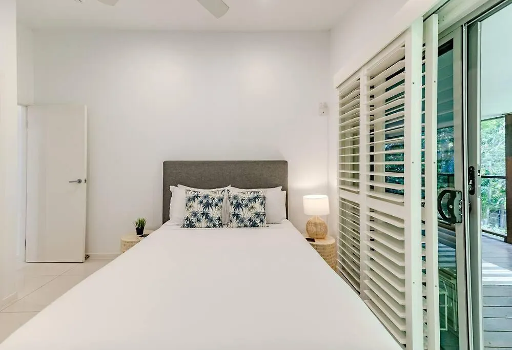 Dom wakacyjny Sleek & Stylish Family Beach House ~ Near Junction Noosa Australia