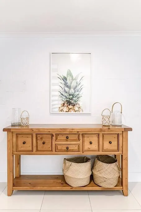 Sleek & Stylish Family Beach House ~ Near Junction Noosa 0*,