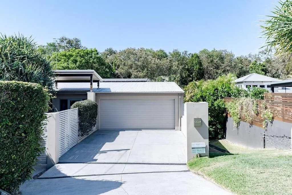 Sleek & Stylish Family Beach House ~ Near Junction Noosa Dom wakacyjny