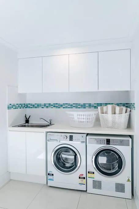 Sleek & Stylish Family Beach House ~ Near Junction Noosa Dom wakacyjny