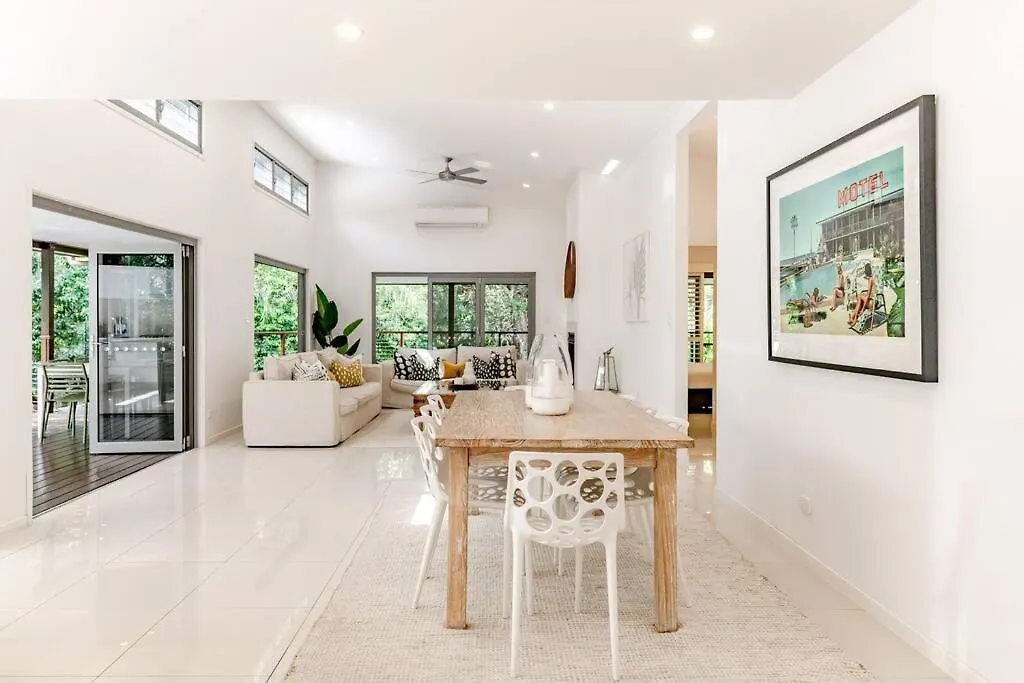 Sleek & Stylish Family Beach House ~ Near Junction Noosa 0*,