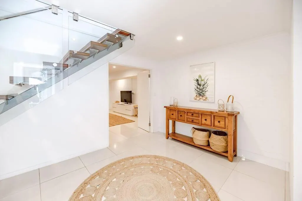Sleek & Stylish Family Beach House ~ Near Junction Noosa Dom wakacyjny
